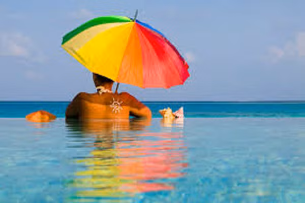 Da khô. Da khô luôn cần sự chăm sóc kỹ lưỡng, dù vào mùa nào. Với kem chống nắng, bạn nên tìm loại tổng hợp, có chứa thành phần giữ ẩm bổ sung như glycerin và ceramides để bảo vệ làn da. Với da khô, cũng nên chọn kem chống nắng dạng phun sương hay dạng xịt. Chỉ số SPF không cần quá cao, từ 20 trở lên là bảo vệ được làn da khỏi ánh nắng. 