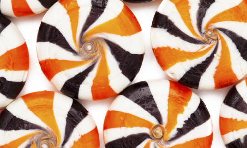 Kẹo cứng. Kẹo cứng không phải là một lựa chọn thích hợp để ăn vặt vì nó rất có hại cho răng. Sẽ phải mất một thời gian mới hòa tan được kẹo cứng trong miệng. Đây chính là thời gian lượng đường sẽ bị kẹt trong răng, tạo cơ hội vi khuẩn có thêm thời gian để tạo ra axít và gây hại cho men răng.