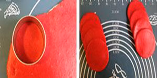 Dùng khuôn cắt thành nhiều hình tròn, rồi xếp như hình. Nếu không có khuôn tròn, bạn có thể dùng miệng cốc nhỏ để cắt hình tròn theo ý muốn. Bạn nên xếp 4 hình tròn chồng lên nhau là vừa một bông hoa.