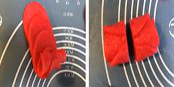 Nhẹ nhàng cuộn tròn, đều tay và cắt đôi chúng ra, bạn sẽ được hình bông hoa xinh xắn.