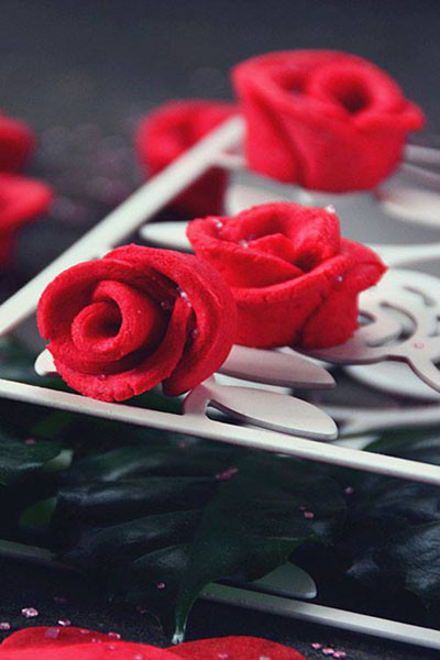 Cuối cùng, bạn chỉnh sửa cánh hoa cho tròn, nặn thân dưới bông hoa nhỏ hơn để hoa được nở to, sau đó cho vào lò nướng ở 180 độ C trong khoảng 15-18 phút.