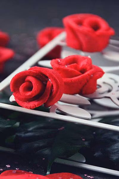 Cuối cùng, bạn chỉnh sửa cánh hoa cho tròn, nặn thân dưới bông hoa nhỏ hơn để hoa được nở to, sau đó cho vào lò nướng ở 180 độ C trong khoảng 15-18 phút.