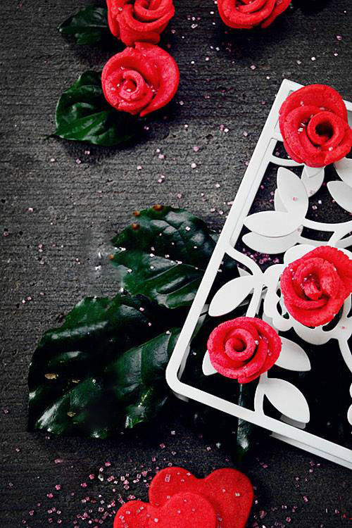 Lấy hoa ra lò, bạn sẽ có những bông hoa thật tuyệt vời. Bạn gái sẽ rất cảm động với món quà handmade này đây. Còn chần chừ gì nữa, hãy bắt tay vào làm món bánh hấp dẫn này nhé!