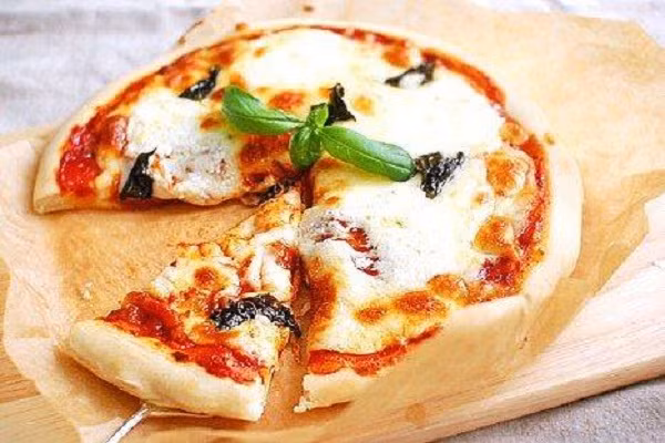 Với hương vị đặc trưng riêng cùng độ giòn tan của vỏ bánh và hình thức bắt mắt, bánh pizza đã trở thành món ăn được nhiều người yêu thích. Vậy bạn hãy thử tự tay làm một chiếc bánh pizza Margherita siêu đơn giản này nhé. (Ảnh: banh.com.vn)