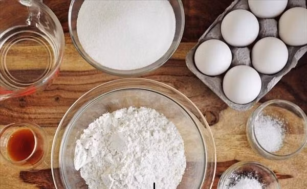 Nguyên liệu để làm bánh pizza : Bột mì, nước, men làm pizza, sốt cà chua, phô mai và gia vị pizza (các bạn có thể ra siêu thị tìm mua). Dầu ô liu, rau chân vịt, bột phô mai, muối. (Ảnh: thegioibanh.com)