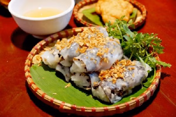  Bánh cuốn chả bò, nem chua: Nếu đến Sài Gòn, bạn sẽ được trải nghiệm món bánh cuốn độc đáo ăn kèm với chả bò đặc trưng của vùng đất Quảng Nam. Chính sự kết hợp thú vị này giúp món ăn luôn hấp dẫn và lôi cuốn thực khách. Đĩa bánh cuốn phong phú với chả quế, chả chiên, nem chua, bánh tôm cùng miếng chả bò đậm đà khiến cho thực khách không thể kiềm lòng. (Ảnh:amthuc365.vn)