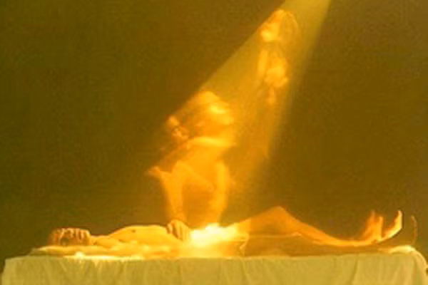 3. Bạn vẫn có thể phát ra tiếng rên hay nấc. Chết không có nghĩa là không có bất kỳ chút không khí nào trong phổi. Nếu như thi thể bị di chuyển và có lực tác động vào ngực, không khí có thể đi lên khí quản và tạo thành hợp âm khiến thi thể rên rỉ, nấc hay thậm chí là thở dài. Âm thanh này thường khiến gia đình người chết lo sợ, thậm chí là ám ảnh nhưng không có vấn đề gì.