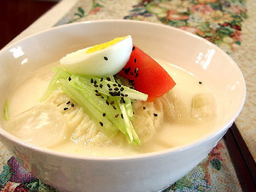 Mì Kongguksu Hàn Quốc là món ăn mùa hè mát lạnh và bổ dưỡng. Sợi mì kongguksu làm từ bột mì nguyên chất và có màu trắng muốt. Nước mì được làm từ đậu nành xay nhuyễn và muối. Mì thường được trang trí kèm dưa chuột, kim chi củ cải. Nước dùng được ướp lạnh và rắc thêm một chút vừng. Kongguksu có hương vị thanh đạm nhẹ nhàng nên được người Hàn rất ưa chuộng trong những ngày hè. Ảnh: seoulawesome.