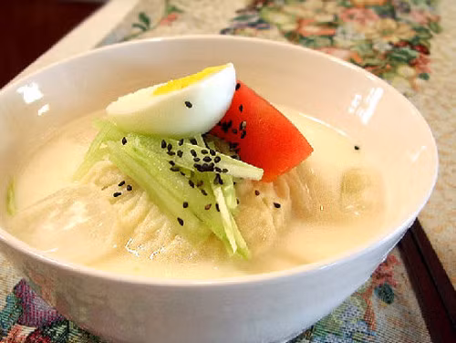 Mì Kongguksu Hàn Quốc là món ăn mùa hè mát lạnh và bổ dưỡng. Sợi mì kongguksu làm từ bột mì nguyên chất và có màu trắng muốt. Nước mì được làm từ đậu nành xay nhuyễn và muối. Mì thường được trang trí kèm dưa chuột, kim chi củ cải. Nước dùng được ướp lạnh và rắc thêm một chút vừng. Kongguksu có hương vị thanh đạm nhẹ nhàng nên được người Hàn rất ưa chuộng trong những ngày hè. Ảnh: seoulawesome.