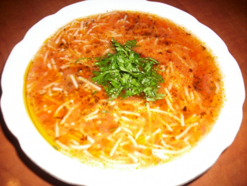 Mì Sehriye Corbasi Thổ Nhĩ Kỳ là một trong những món súp của người Thổ Nhĩ Kỳ ăn kèm với các sợi mì ngắn, thậm chí ngắn như một hạt gạo to. Sợi mì được nấu sền sệt với cà chua thêm một chút chanh và lá bạc hà. Ảnh: gourmed