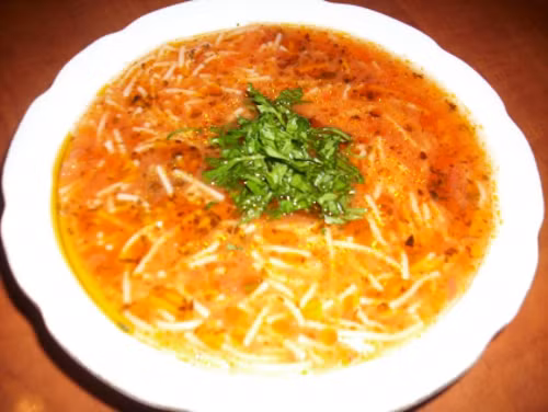 Mì Sehriye Corbasi Thổ Nhĩ Kỳ là một trong những món súp của người Thổ Nhĩ Kỳ ăn kèm với các sợi mì ngắn, thậm chí ngắn như một hạt gạo to. Sợi mì được nấu sền sệt với cà chua thêm một chút chanh và lá bạc hà. Ảnh: gourmed