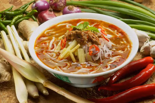 Mì Asam Laksa Malaysia là một món ăn được mệnh danh là “quốc hồn quốc tuý” của đất nước này. Sợi mì trắng, to, có độ dai và giòn. Nước dùng mì được nấu từ canh chua cá thu đậm đà mà không ngấy. Món mì này thường được dùng kèm với rau thơm, dưa leo, ớt đỏ, dứa chín, hành lá, bạc hà, gừng… Bát mì nóng hỏi với đủ loại vị chua, cay, mặn, ngọt đã tạo nên những ấn tượng khó quên trong lòng thực khách. Ảnh: malaysia