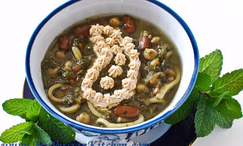 Mì Asheh Reshteh là món ăn truyền thống trong năm mới của người Ba Tư. Món này được nấu kèm các loại đậu, rau xanh và sữa. Asheh Reshteh rất phong phú với các loại gia vị khác nhau như bạc hà, mùi tây, rau mùi, tỏi, hành tây, hành lá. Đậu xanh và đậu lăng là hai loại đậu thường được sử dụng cho món mì này. Ảnh: mypersiankitchen