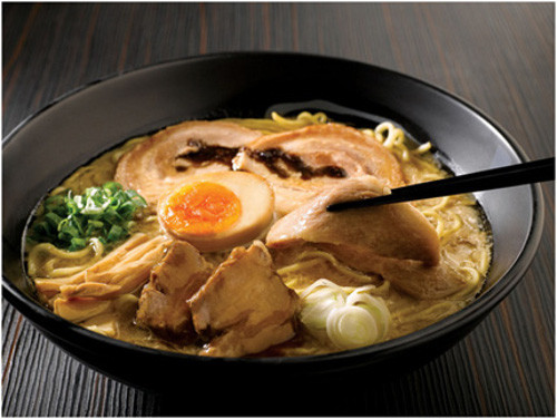 Mì ramen Nhật Bản là món mì nổi tiếng và xuất hiện khắp mọi nơi trên đất nước mặt trời mọc. Ramen là sự kết hợp của mì cùng với canh miso. Phố RamenYokocho ở thành phố Sapporo là nơi sinh ra món mì ngon trứ danh này. Ramen có thể kết hợp với nhiều loại nước dùng khác nhau từ thịt bò, thịt gà, cá, tương miso cho đến rong biển. Các nguyên liệu đi kèm cũng rất đa dạng, như thịt gà, bò, tôm, cá, trứng, đậu phụ, các loại rau xanh…Ảnh: iheartjapan