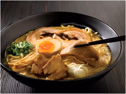 Mì ramen Nhật Bản là món mì nổi tiếng và xuất hiện khắp mọi nơi trên đất nước mặt trời mọc. Ramen là sự kết hợp của mì cùng với canh miso. Phố RamenYokocho ở thành phố Sapporo là nơi sinh ra món mì ngon trứ danh này. Ramen có thể kết hợp với nhiều loại nước dùng khác nhau từ thịt bò, thịt gà, cá, tương miso cho đến rong biển. Các nguyên liệu đi kèm cũng rất đa dạng, như thịt gà, bò, tôm, cá, trứng, đậu phụ, các loại rau xanh…Ảnh: iheartjapan
