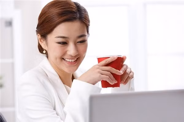 Ăn thường xuyên và không bỏ bữa. Nếu bạn tập trung nhiều calo vào một bữa thì sẽ rất nhanh ngán, nhanh no. Làm cho calo dễ tiêu thụ hơn bằng cách chia nhỏ thành 5, 6 bữa ăn trong một ngày.