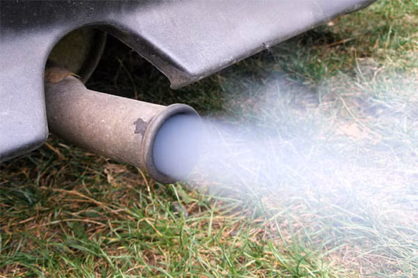 Một nghiên cứu gần đây cho thấy mức độ nguy hiểm của chất hóa học benzen gây ung thư đều được phát hành từ bề mặt nhựa nội thất ô tô. Điều này có thể là lời lý giải cho việc, tại sao trong cuốn sổ hướng dẫn sử dụng ô tô luôn viết, "lưu ý mở tất cả cửa xe trước khi bật máy lạnh".