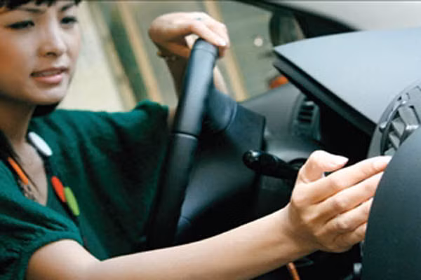 Theo một số nghiên cứu, lưu ý này của các nhà sản xuất không hẳn vô căn cứ. Do bảng điều khiển, ghế, ống dẫn khí, nội thất trong xe ... tỏa ra benzen, một chất độc gây ra bệnh bạch cầu và tăng nguy cơ mắc các bệnh ung thư. Benzen là một chất độc có ảnh hưởng đến thận và gan của bạn. Tệ hại hơn là vô cùng khó khăn để trục xuất đào thải chất độc hại này ra khỏi cơ thể.