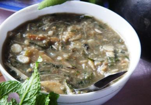 Đọt mây cũng được giã nát nấu vớt thịt khô hoặc cá khô. Món ăn khô hoặc sền sệt kết hợp cùng vị đăng đắng để lại những ấn tượng khó quên trong lòng thực khách. Ảnh: dantocviet