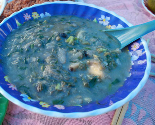 Cháo bột sắn nấu với nõn mây là món ăn ưa thích của người già. Dùng bột sắn hòa với nước nấu đến khi cháo chín, sau đó cho nõn mây, cá vụn, tôm, tép, ốc...cùng rau tươi, muối, mì chính, tiêu rừng,... Ảnh: nld