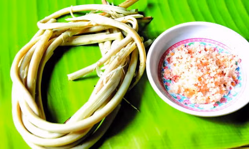 Đọt mây được chế biến thành nhiều món khác nhau, mỗi món đều mang một hương vị hấp dẫn riêng. Nõn mây xào mỡ hoặc dầu ăn là đơn giản nhất. Tuy khá đơn giản nhưng món ăn lại có hương vị rất riêng mà không món ăn nào có được. Ảnh: baobinhdinh