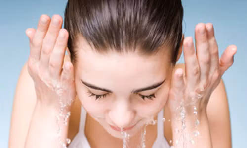  Không rửa mặt. Đôi khi vì nhiều lý do mà không ít người quên rửa mặt trước khi đi ngủ. Lớp phấn trang điểm hoặc bụi bẩn có thể làm bít lỗ chân lông, gây mụn cho da mặt. Vì vậy, trước khi đi ngủ, bạn đừng quên rửa mặt sạch sẽ với sữa rửa mặt phù hợp. Ảnh: hswstatic