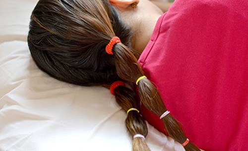 Buộc tóc khi ngủ có thể làm tắc nghẽn quá trình vận chuyển dầu tự nhiên để nuôi dưỡng tóc. Dầu bị tắc này chuyển tới da mặt. Đây chính là nguyên nhân dẫn đến da bị nhờn và mọc mụn. Ảnh: phunutoday