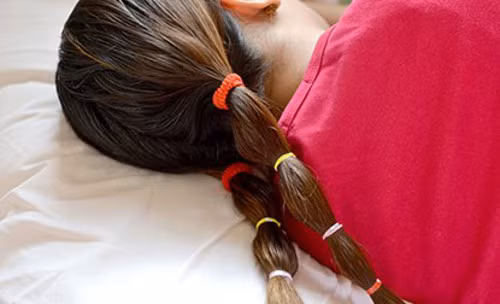 Buộc tóc khi ngủ có thể làm tắc nghẽn quá trình vận chuyển dầu tự nhiên để nuôi dưỡng tóc. Dầu bị tắc này chuyển tới da mặt. Đây chính là nguyên nhân dẫn đến da bị nhờn và mọc mụn. Ảnh: phunutoday