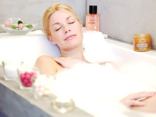 Tắm nước nóng quá lâu. Tắm nước nóng giúp cơ thể thư giãn sau một ngày làm việc mệt mỏi. Tuy nhiên, tắm nước nóng quá lâu vào buổi tối muộn làm mất cân bằng độ ẩm của da. Nên để nhiệt độ nước ấm ở mức thấp nhất có thể để bảo vệ làn da. Ảnh: static.weddingbee