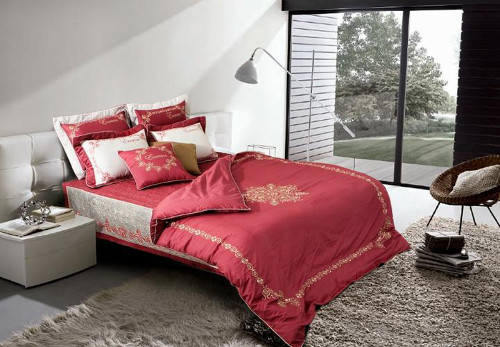 Dùng chăn, gối bẩn. Chăn gối bẩn có thể khiến làn da xuất hiện những đốm mụn. Việc vệ sinh chăn,gối sạch sẽ tránh cho da bị xuống cấp trầm trọng. Vỏ gối bằng satin hoặc lụa giúp giảm sự ma sát giữa da và gối, tránh gây nên các nếp nhăn cho khuôn mặt. Ảnh: everonbatrieu