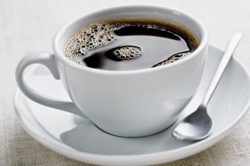 Uống trà, cà phê hoặc nước quá nhiều. Uống nhiều đồ có chứa caffeine sẽ gây khó ngủ. Ngoài ra, uống nhiều nước trước khi ngủ làm gián đoạn giấc ngủ vì đi vệ sinh. Một giấc ngủ không ngon cũng tác động xấu đến làn da. Ảnh: mercyhealthsystem