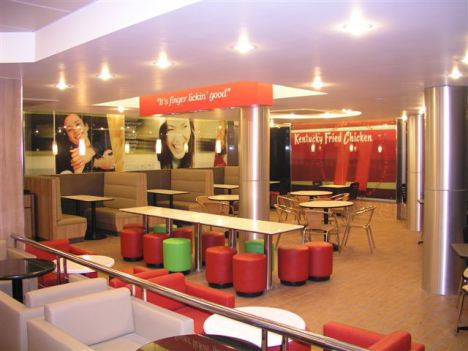 Cửa hàng đồ ăn nhanh cũng là sự lựa chọn lý tưởng không kém phần hấp dẫn cho các bạn trẻ. Các quán đồ ăn nhanh như KFC, BBQ, Loteria, piza, mỳ ý... thường có nhiều chương trình khuyến mãi hấp dẫn cho các bạn nữ tới mua hàng. Ảnh: Amthuc365