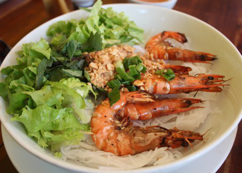 Đổ chén nước mắm vào tô bún, trộn thật đều lên, cho ngấm vào từng sợi bún, rau, tôm. Cái hương vị hơi ngọt ngọt, chua chua giúp món ăn càng trở nên thanh mát, ngon miệng. Ảnh: megafun