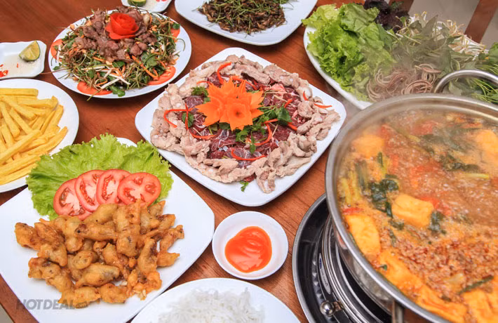 Tại đây cũng có nhiều món lẩu giá cả phải chăng cho bạn lựa chọn như lẩu riêu cua bắp bò sườn sụn, lẩu bắp bò nhúng mẻ, lẩu gà nấm, lẩu Phương Nam... Ảnh: Nhà hàng Phương Nam.