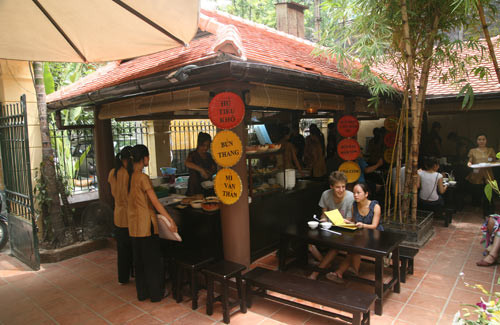 Quán Ăn Ngon Phan Bội Châu là địa điểm ưa thích của rất nhiều người sành ăn tại Hà Nội. Đến đây, thực khách có thể nếm trọn các món ăn tiêu biểu khắp cả Bắc – Trung – Nam, từ bánh cuốn Thanh Trì, bánh cốm làng Vòng, đến các món bánh Huế, bún bò Huế, bánh xèo…Ảnh: hotel84