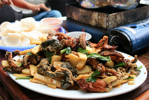  Lẩu ếch 38b Phạm Hồng Thái là một địa chỉ ăn lẩu bình dân. Quán có không gian thoáng mát, nhân viên phục vụ nhiệt tình, chu đáo. Ngoài lẩu ếch, quán còn có đa dạng các món bò nướng cho thực khách lựa chọn. Ảnh: dendau