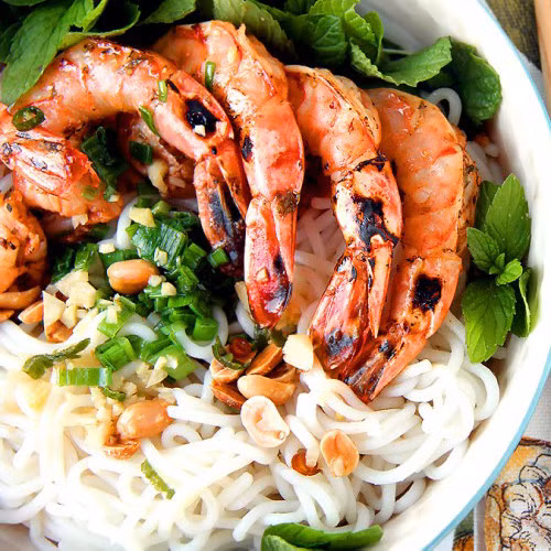  Bún tôm nướng Lý Thường Kiệt hút các bạn trẻ ngay từ cái nhìn đầu tiên bởi 5 con tôm sú to, choán gần hết miệng bát. Bún tôm nướng không có nước canh nóng hổi mà đi kèm là một chén nước mắm sánh. Ảnh: bepgiadinh