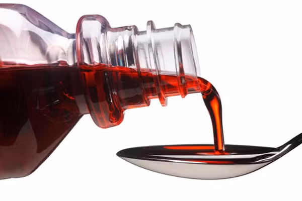 5. Trữ siro ho. Đối với những gia đình có con nhỏ thì điều này lại càng quan trọng hơn. Không phải bao giờ bạn cũng đưa con đến bệnh viện hoặc đi mua thuốc được kịp thời, thì đây là giải pháp hữu hiệu nhất. Siro ho là loại tiện dụng nhất vì đã có liều lượng chuẩn đong bằng thìa và bạn cũng mang theo rất dễ dàng.