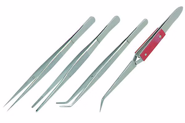 6. Bộ nhíp. Nhíp làm được vô số việc không chỉ đơn giản là tỉa và nhổ lông mày. Bạn có thể dùng nhíp để lấy những mảnh vụn bụi bặm, gỗ mủn dưới da. Chỉ cần bạn hãy sát trùng nước sôi nhíp trước khi thực hiện những công đoạn này.