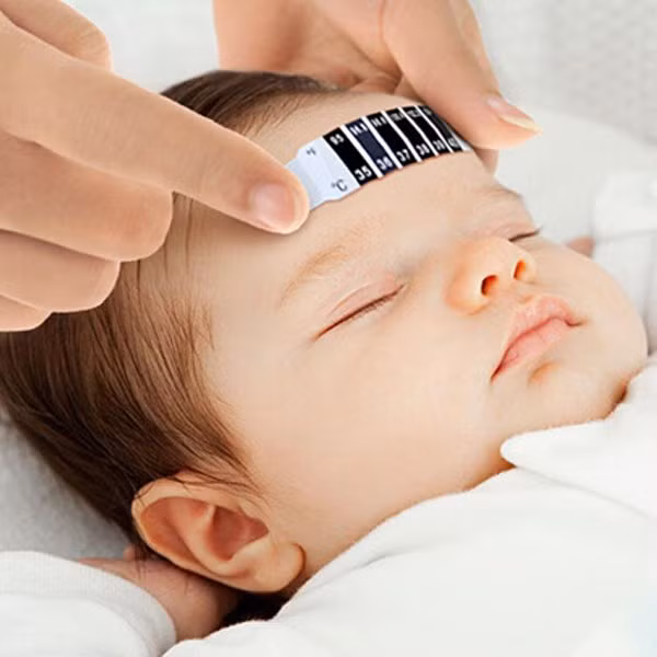 7. Nhiệt kế. Hàng năm, có hàng ngàn vụ vỡ nhiệt kế được báo cáo. Thủy ngân là một chất rất độc, nó làm hại đến não, tủy sống, thận và gan. Nó cũng ảnh hưởng đến các giác quan nữa. Vì thế mà các bác sỹ khuyên rằng, các gia đình, trong tủ thuốc, nên dùng nhiệt kế điện tử, nhiệt kế rượu thủy tinh, nhiệt kế ống tai, hoặc một nhiệt kế dán trán linh hoạt.