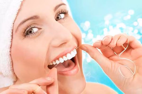 2. Chỉ nha khoa. Nếu không dùng chỉ nha khoa, bạn sẽ không làm sạch 100% vi khuẩn trong kẽ răng. Thực tế thì khoảng 40% dân số không có thói quen dùng chỉ nha khoa mặc dù nó rất tiện lợi. Đánh răng không thể quét sạch mảng bám trên răng, điều này dẫn đển nguy cơ đau tim và đột quỵ. Vì thế, đừng quên dự trữ trong tủ thuốc chỉ nha khoa nhé.