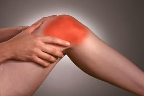 Các triệu chứng ung thư xương trên rất dễ nhầm lẫn với các triệu chứng bệnh bình thường. Vì vậy, việc chuẩn đoán bệnh ung thư xương rất khó phát hiện. Khi phát hiện những triệu chứng tương tự như trên và kéo dài một thời gian mà không rõ nguyên nhân thì các bạn nên đến gặp bác sĩ để được tư vấn và kiểm tra kỹ càng.