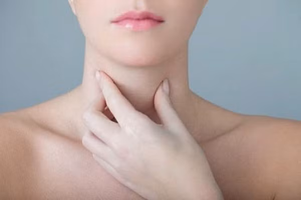 Sưng tấy, nổi hạch. Tùy thuộc vào vùng u mà bạn sẽ bị đau. Ung thư xương phổ biến nhất là ở nổi hạch ở mặt sau của cổ họng và có thể dẫn đến khó thở hoặc khó nuốt khi ăn uống.