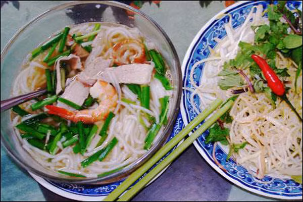 Cách nấu bún nước lèo không khó, món ngon ở chính vị mằn mặn thơm phức của mắm bồ hóc, ngọt dai của tôm tươi. Tiếp đó, thêm vài miếng cá lóc phi lê mềm tan, mùi thơm đặc trưng của bún hòa quyện trong bát nước lèo trong veo, làm nên chất quê của bún nước lèo Sóc Trăng. Nếu đi du lịch miền Tây ở Sóc Trăng mà chưa được thưởng thức tô bún nước lèo thì thật là điều thiếu sót.