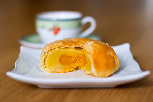 Những chiếc bánh màu vàng cam có hình dáng vừa phải, rất tiện lợi, có thể vừa cầm vừa ăn. Không quá bở, mềm, có độ dẻo nhất định để khi ngậm vào miệng không tan ngay. Nhưng thích thú nhất là vị ngọt thơm nguyên chất hương sầu riêng mà bất cứ một loại hương liệu nhân tạo nào cũng không thể thay thế được. Bánh không thể một lúc ăn được nhiều nhưng nếm lai rai thì không biết chán. Có lẽ đây chính là cái hồn của người dân vùng đất pha trộn bản sắc văn hoá Kinh, Hoa, Khmer thật thà chân chất.