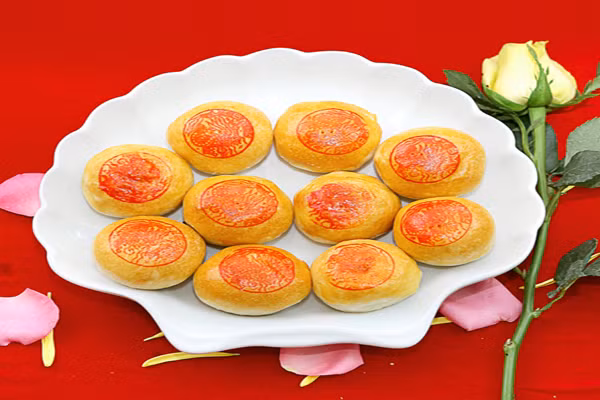 Bánh pía là một trong những đặc sản của Sóc Trăng do người Hoa di cư vào miền Nam sáng tạo ra. Bánh có hương vị rất đặc trưng, đó là vị ngọt thanh và hương thơm nguyên chất của trái sầu riêng, vị béo ngậy của trứng vịt muối... Bánh Pía có ở nhiều tỉnh miền Tây Nam Bộ, nhưng chỉ có bánh Pía sầu riêng Sóc Trăng mang hương vị riêng.