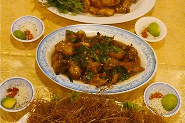 Chuột kho dừa. Ngoài món chuột nướng, chuột quay lu nức tiếng thì chuột dừa kho dừa cũng là món hấp dẫn thực khách. Những miếng chuột được tẩm ướp, chiên vàng rồi kho cùng nước dừa để vị ngọt thấm đều. Nước cạn lại tiếp tục châm thêm đến 2, 3 lần rồi mới bắc xuống, rắc thêm đậu phộng rang. Món này ăn kèm xà lách rau thơm, muối tiêu chanh. Nếu qua xứ Dừa, hãy nếm thử một lần những đặc sản thơm nức mũi này nhé.