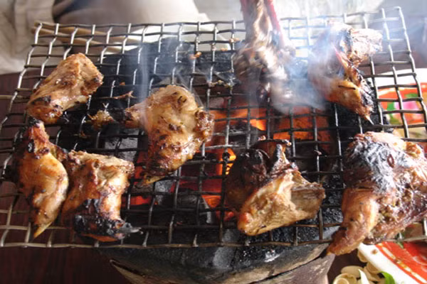 Chuột dừa nướng. Ướp thịt chuột với tỏi, hành, sả, ớt bâm nhuyễn; muối, tiêu, bột ngọt, đường và ngũ vị theo yêu cầu, để vài giờ cho gia vị thấm vào thịt chuột, sau đó đem phơi nắng, rồi đem nướng thì càng ngon. Khi nướng thịt chuột phải sử dụng lửa than nướng mới ngon. Có thể đặt thịt chuột trên vỉ hay cặp gắp để nướng, nướng đến khi nào thịt chuột khô, vàng, thơm là có thể ăn. (Ảnh: Ihay).