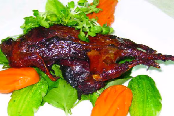 Chuột dừa quay chảo. Dân nhậu xứ Dừa ai cũng biết đến món ăn béo ngậy này. Ở Bến Tre, những tháng cuối năm là mùa sinh sôi của chuột dừa nên chuột nhiều vô kể. Nhờ ăn cơm dừa nên thịt chuột rất ngon. Người ta bắt chuột để tránh phá hoại mùa màng và tận dụng thịt làm món nhâm nhi hết sẩy. (Ảnh: Chuotdongmietvuon).