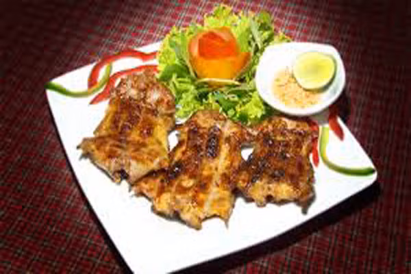 Chuột dừa nướng chấm với nước tương, muối tiêu hay nước nắm tỏi ớt đều ngon cả. Mùi vị thịt chuột dừa nướng tỏa mùi rất thơm, ngon, hấp dẫn, ăn không ngán. Người dân xứ dừa thường dùng món ăn này với cơm nếp nấu nước cốt dừa hay xôi rất tuyệt. (Ảnh: Thegioivanhoa).